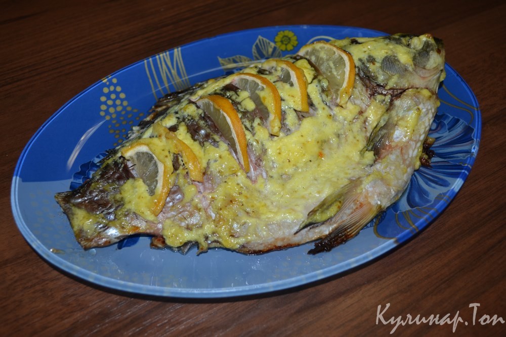 Карась с лимоном, запеченный в духовке