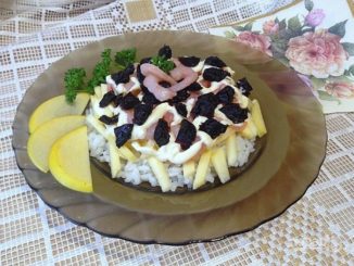 Креветки с рисом и черносливом