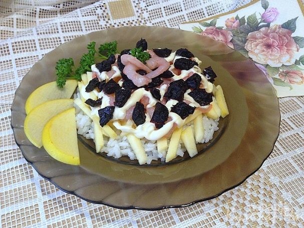 Креветки с рисом и черносливом