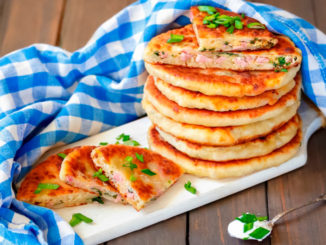 Лепёшки с ветчиной и сыром на сковороде