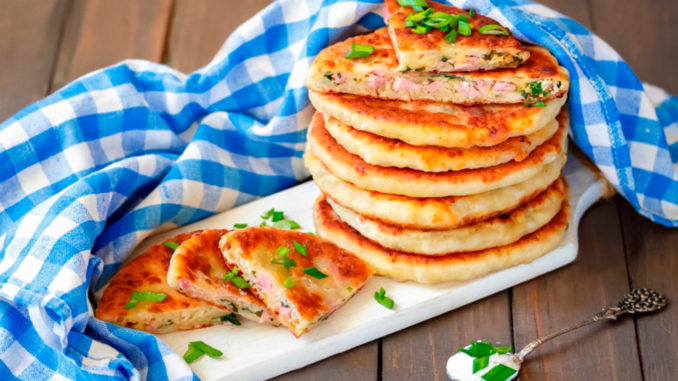 Лепёшки с ветчиной и сыром на сковороде Лепёшки с ветчиной и сыром на сковороде