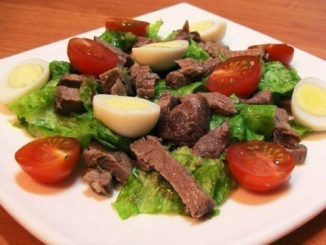 Мясной салат с помидорами