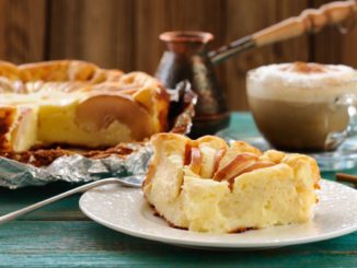 Пышная творожная запеканка с яблоками