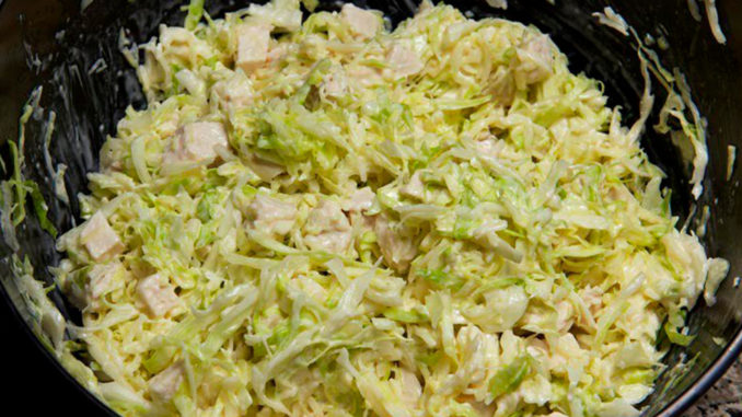 Салат из капусты с грушей и курицей Салат из капусты с грушей и курицей