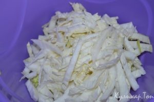 Салат из капусты, яблок и моркови