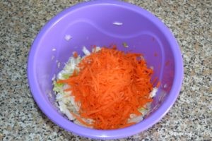 Салат из капусты, яблок и моркови