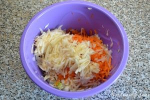 Салат из капусты, яблок и моркови