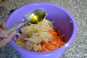 Салат из капусты, яблок и моркови