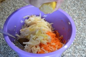 Салат из капусты, яблок и моркови