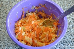 Салат из капусты, яблок и моркови