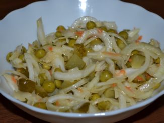 Салат из квашеной капусты с зеленым горошком