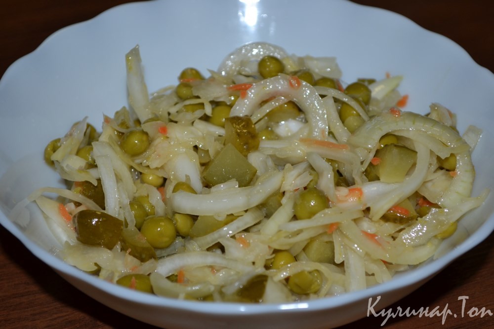 Салат из квашеной капусты с зеленым горошком