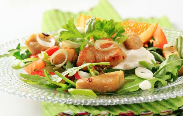 Салат из рукколы с курицей и апельсинами Салат из рукколы с курицей и апельсинами