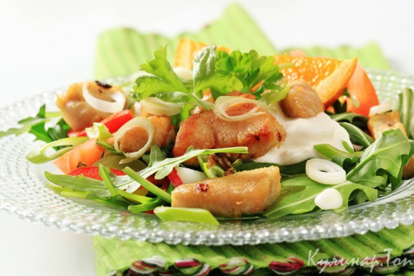 Салат из рукколы с курицей и апельсинами