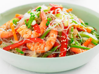 Салат с фунчозой и морепродуктами