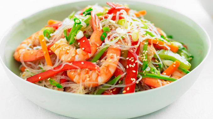 Салат с фунчозой и морепродуктами Салат с фунчозой и морепродуктами