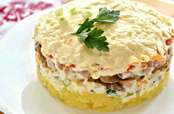 Салат с грибами и ветчиной Слоеный салат с грибами и ветчиной