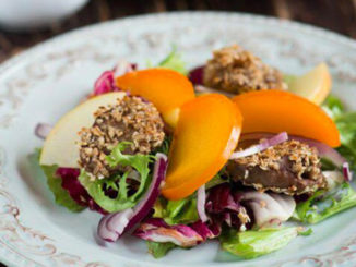 Салат с хурмой и куриной печенью