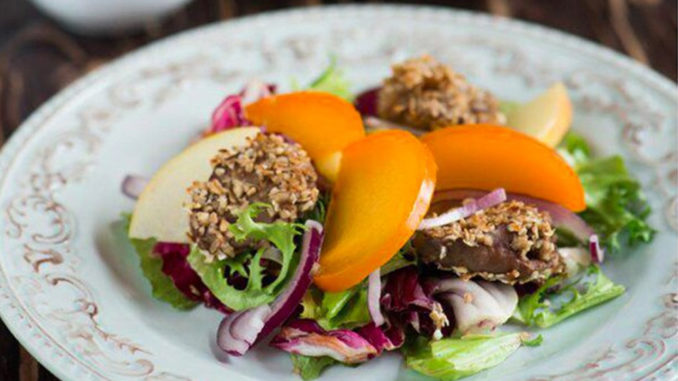 Салат с хурмой и куриной печенью Салат с хурмой и куриной печенью