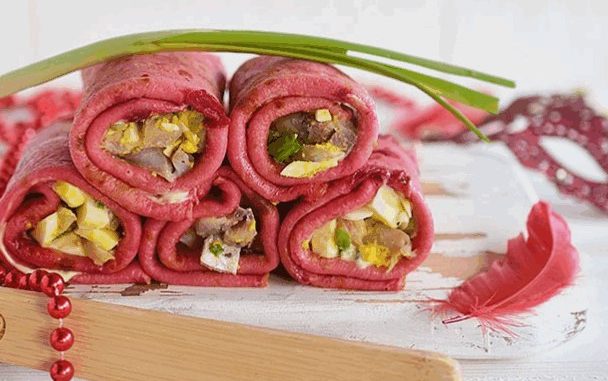 Свекольные блинчики, фаршированные селедкой Свекольные блинчики, фаршированные селедкой