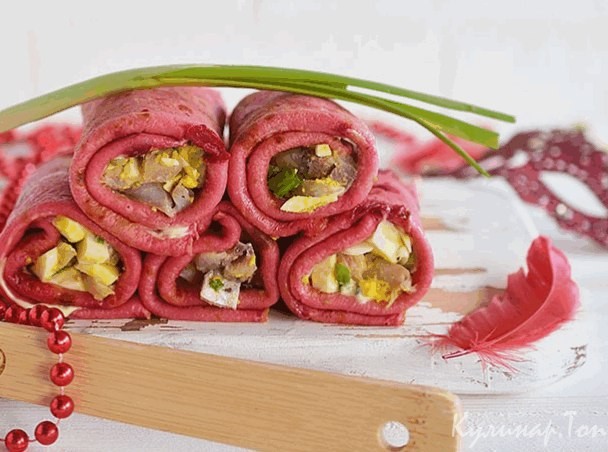Свекольные блинчики, фаршированные селедкой