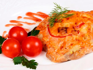 Свинина под овощами с сыром