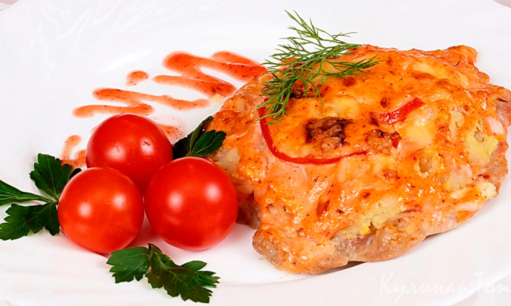 Свинина под овощами с сыром