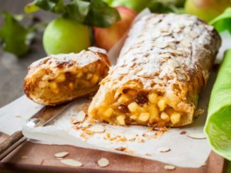 Венский штрудель с яблоками и изюмом