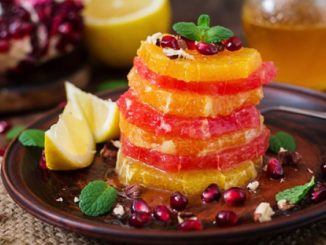 Фруктовый салат из апельсина с грейпфрутом и медово-ромовым соусом