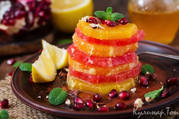 Фруктовый салат из апельсина с грейпфрутом и медово-ромовым соусом