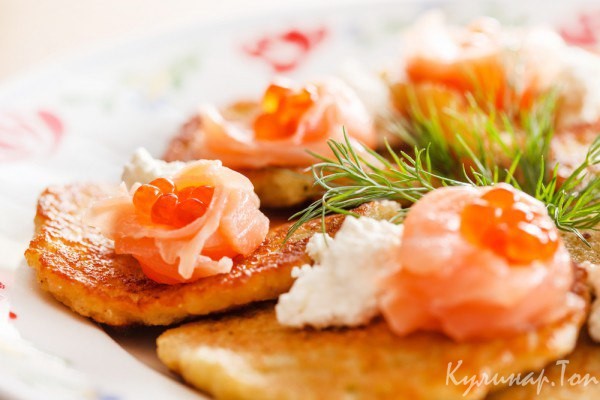 Картофельные блинчики с копченым лососем