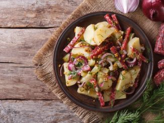 Картофельный салат с луком и салями