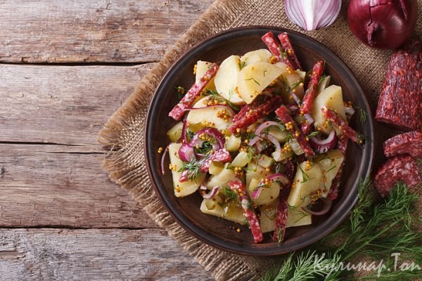 Картофельный салат с луком и салями