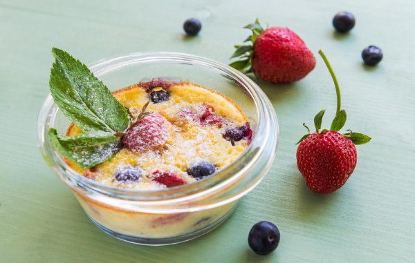Клафути с клубникой и черникой Клафути с клубникой и черникой
