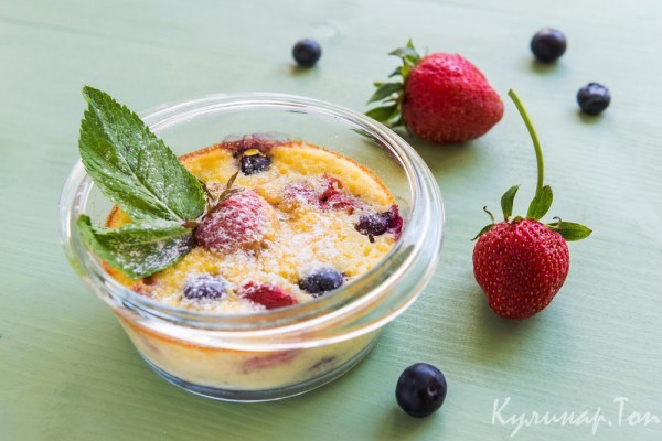 Клафути с клубникой и черникой