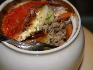 Куриная печень с овощами в горшочках