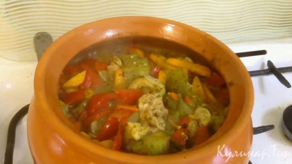 Курица с овощами в горшочках