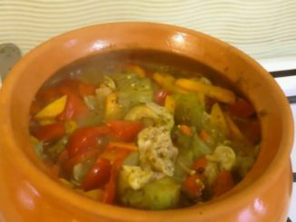 Курица с овощами в горшочках