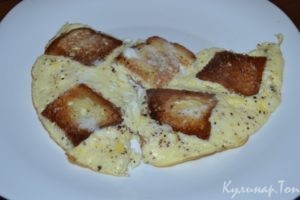 Омлет с гренками