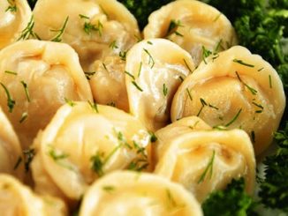 Пельмени с бараниной, луком и картофелем