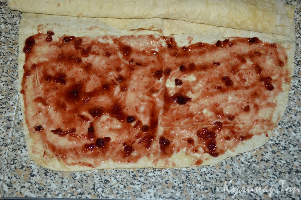 Рулет из лаваша с джемом и орехами
