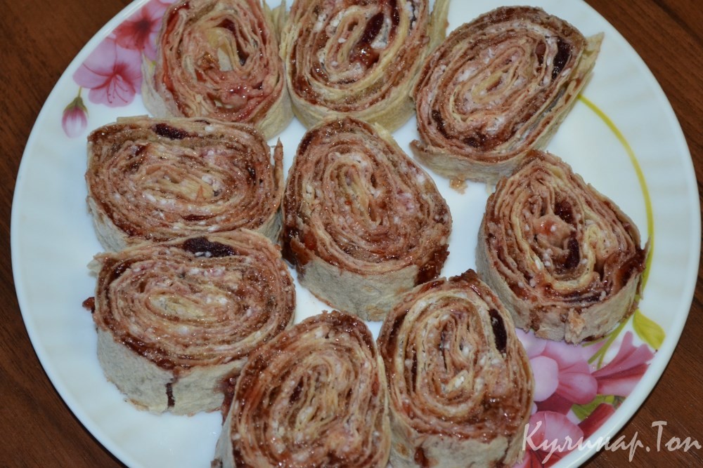 Рулет из лаваша с джемом и орехами