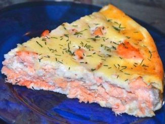 Рыбный пирог с луком и креветками