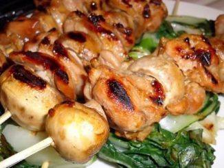 Шашлык из колбасы и грудинки