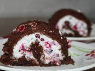 Шоколадный рулет с брусникой