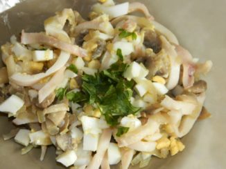 Салат из кальмаров и картофеля