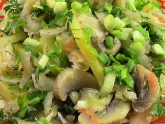 Салат из картофеля, капусты и соленых грибов