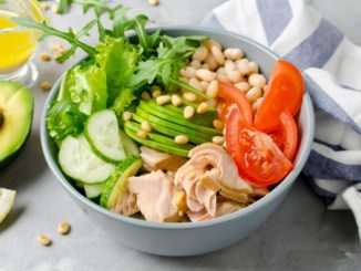 Салат из консервированного лосося с овощами и фасолью