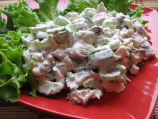 Салат из копченой рыбы и яблок