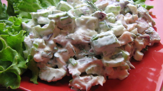 Салат из копченой рыбы и яблок Салат из копченой рыбы и яблок